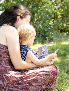 maman et enfant jouent au jeu de cartes Les émotions