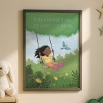 L'affiche tiré de l'album jeunesse "Bottes roses et cheveux au vent" avec le texte "Tu peux aimer ce qui te plait, tu es unique et c'est précieux"